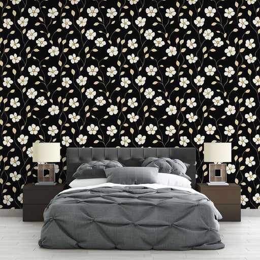 Une chambre moderne avec un papier peint floral sur fond noir, présentant des fleurs blanches et des feuilles dorées, créant une ambiance élégante et chaleureuse.