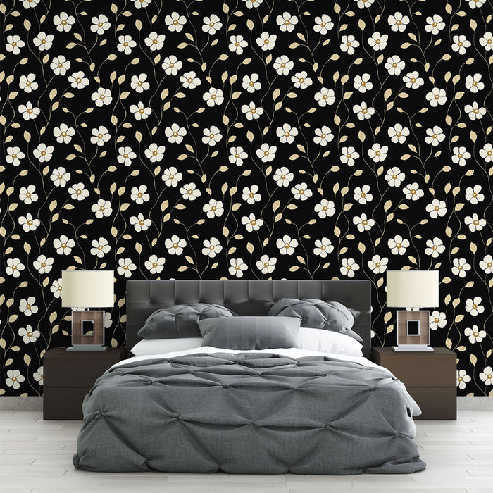 Une chambre moderne avec un papier peint floral sur fond noir, présentant des fleurs blanches et des feuilles dorées, créant une ambiance élégante et chaleureuse.