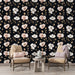 Un salon élégant avec un papier peint floral sur fond noir, mettant en valeur des fleurs blanches et roses accompagnées de feuillages dorés, créant une atmosphère chic et apaisante.