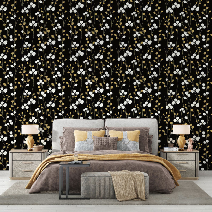 Une chambre élégante avec un papier peint floral noir orné de motifs blancs et dorés, créant une atmosphère chic et moderne.
