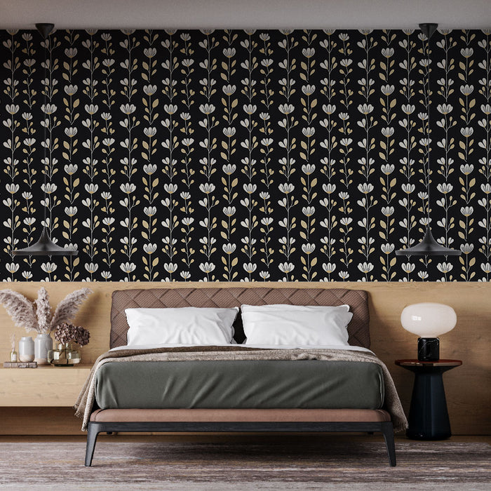 Une chambre moderne avec un papier peint floral noir orné de motifs de fleurs blanches et dorées, créant une ambiance élégante et chaleureuse.