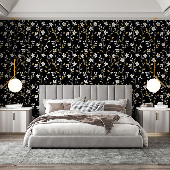 Une chambre élégante avec un papier peint floral noir orné de fleurs blanches et de feuillages dorés, créant une atmosphère chic et chaleureuse.