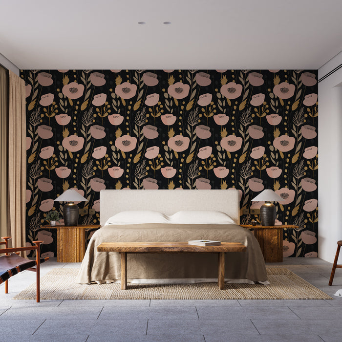 Une chambre élégante avec un papier peint floral noir, orné de grandes fleurs roses et de feuillages dorés, créant une atmosphère chaleureuse et accueillante.