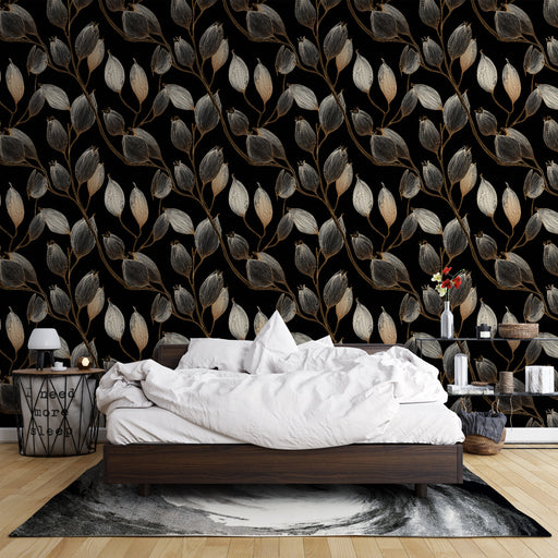 Une chambre moderne avec un papier peint floral noir et doré, où des feuilles délicates créent une ambiance élégante et chaleureuse.