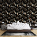 Une chambre moderne avec un papier peint floral noir et doré, où des feuilles délicates créent une ambiance élégante et chaleureuse.