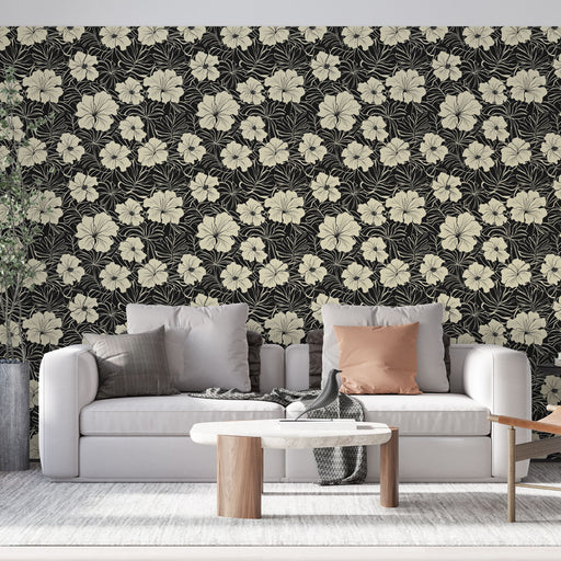 Un salon élégant avec un papier peint floral beige sur fond noir, créant une ambiance chic et chaleureuse.