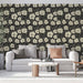 Un salon élégant avec un papier peint floral beige sur fond noir, créant une ambiance chic et chaleureuse.