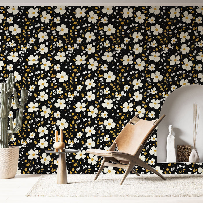 Une pièce moderne avec un papier peint floral sur fond noir, orné de grandes fleurs blanches et de touches dorées, créant une atmosphère chaleureuse et dynamique.