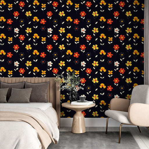 Une chambre moderne avec un papier peint floral sur fond noir, mêlant des fleurs rouges, jaunes et blanches, créant une ambiance joyeuse et dynamique.
