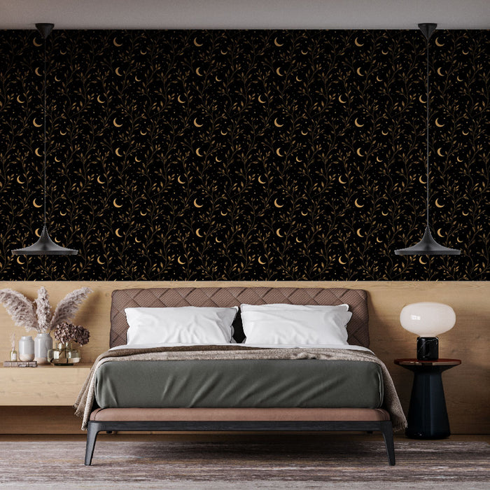 Une chambre élégante avec un papier peint noir orné de motifs floraux dorés et de croissants de lune, créant une atmosphère mystérieuse et apaisante.