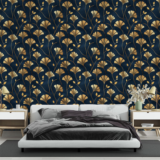 Une chambre élégante avec un papier peint floral bleu nuit et doré, aux motifs raffinés de feuilles évoquant une atmosphère sophistiquée et chaleureuse.