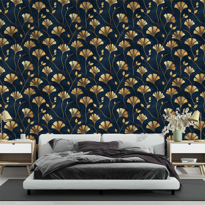 Une chambre élégante avec un papier peint floral bleu nuit et doré, aux motifs raffinés de feuilles évoquant une atmosphère sophistiquée et chaleureuse.