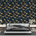 Une chambre élégante avec un papier peint floral bleu nuit et doré, aux motifs raffinés de feuilles évoquant une atmosphère sophistiquée et chaleureuse.