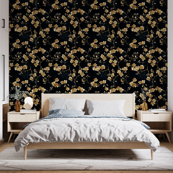 Une chambre élégante avec un papier peint floral noir et doré, aux motifs délicats de fleurs, créant une atmosphère sophistiquée et chaleureuse.