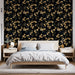 Une chambre élégante avec un papier peint floral noir et doré, aux motifs délicats de fleurs, créant une atmosphère sophistiquée et chaleureuse.