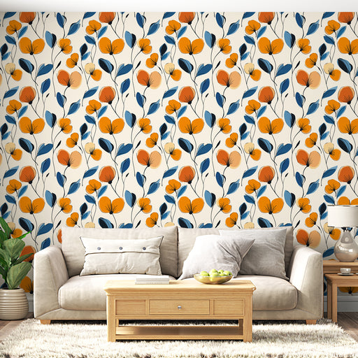 Un salon lumineux avec un papier peint floral aux motifs orange et bleu sur fond crème, créant une ambiance chaleureuse et accueillante.
