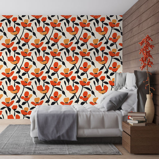 Une chambre moderne avec un papier peint floral aux motifs rouges et noirs sur fond crème, créant une ambiance chaleureuse et dynamique.