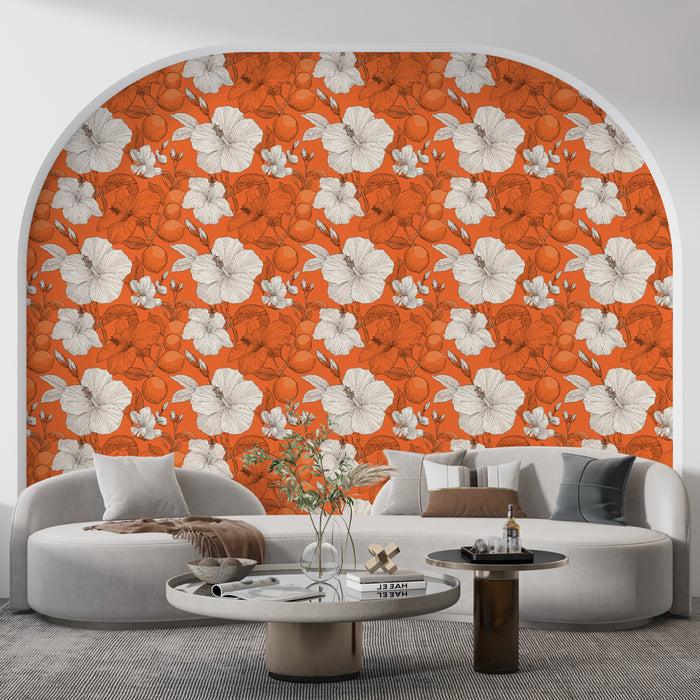 Un salon contemporain avec un papier peint floral orange vif orné de grandes fleurs blanches et de motifs botaniques, créant une atmosphère dynamique et chaleureuse.