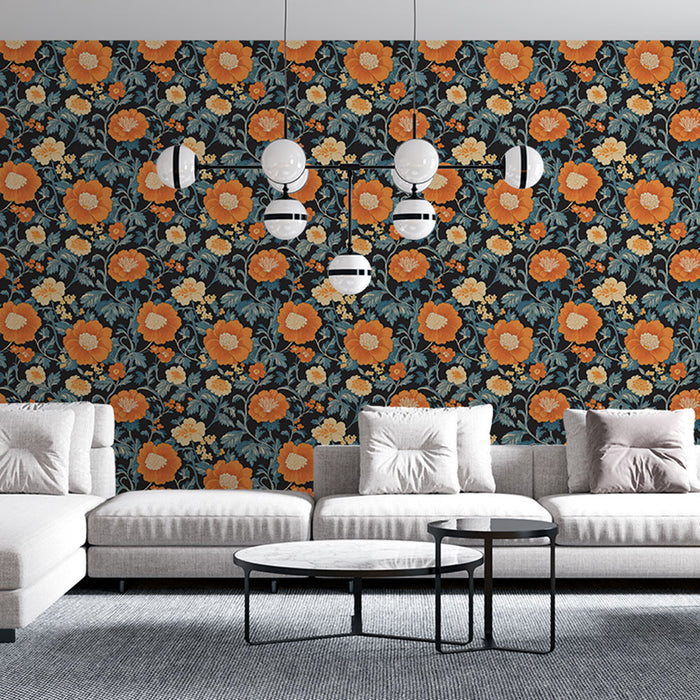Un salon moderne avec un papier peint floral aux grandes fleurs orange et bleues sur fond noir, créant une ambiance chaleureuse et dynamique.