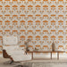 Une pièce moderne avec un papier peint à motifs floraux orange et beige, créant une atmosphère chaleureuse et accueillante.