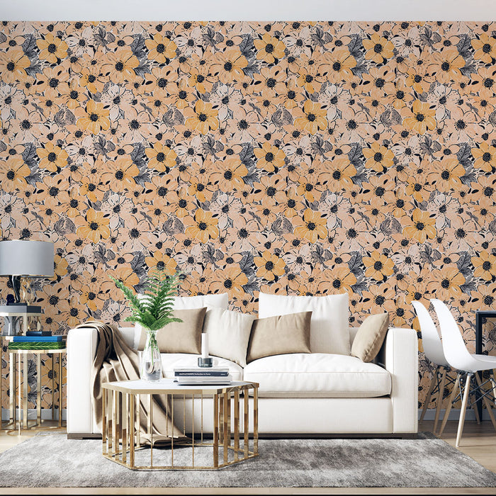 Un salon lumineux avec un papier peint floral aux teintes pêche, or et noir, créant une ambiance chaleureuse et accueillante.