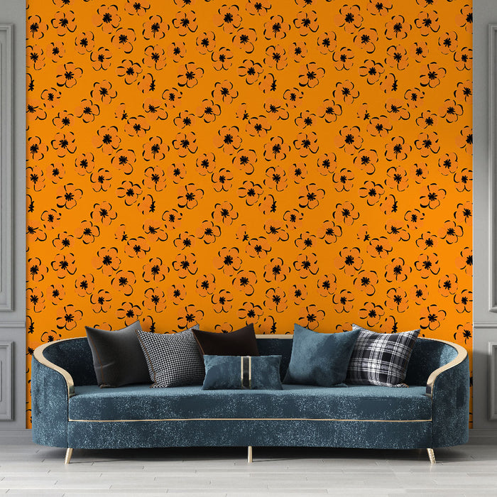 Un salon moderne avec un papier peint orange vif orné de motifs floraux noirs, créant une ambiance chaleureuse et dynamique.