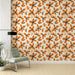 Une pièce moderne avec un papier peint floral aux motifs orange et beige, créant une ambiance chaleureuse et accueillante.