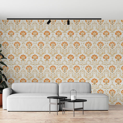 Un salon moderne avec un papier peint floral aux teintes orange et crème, créant une ambiance chaleureuse et accueillante.
