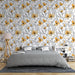 Une chambre moderne avec un papier peint floral aux motifs de grandes fleurs jaunes et feuilles noires sur fond blanc, créant une ambiance lumineuse et joyeuse.