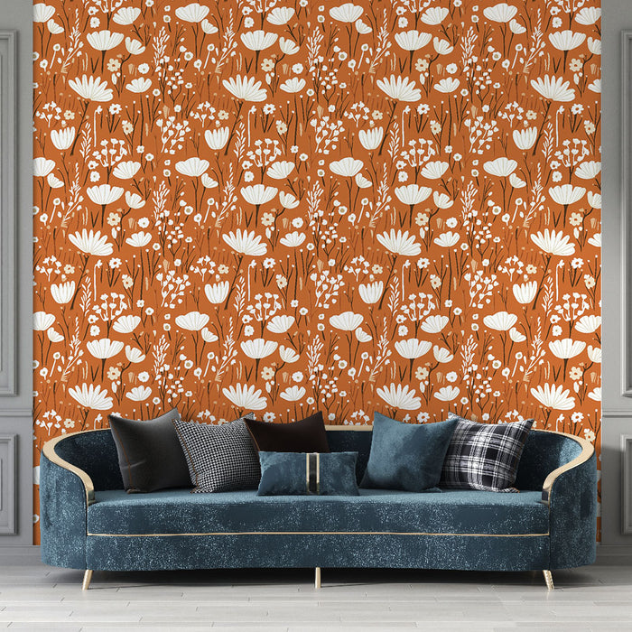 Un salon élégant avec un papier peint floral aux teintes orange et blanche, créant une atmosphère chaleureuse et accueillante.