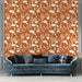 Un salon élégant avec un papier peint floral aux teintes orange et blanche, créant une atmosphère chaleureuse et accueillante.