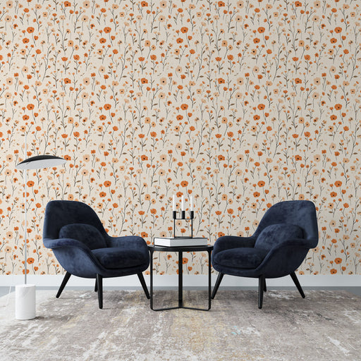 Un salon moderne avec un papier peint floral beige orné de petites fleurs orange, créant une atmosphère chaleureuse et accueillante.