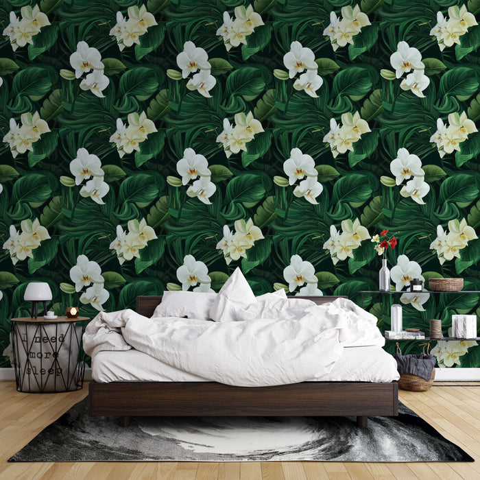Une chambre apaisante avec un papier peint tropical vert foncé orné de grandes feuilles et d'orchidées blanches, créant une atmosphère naturelle et élégante.
