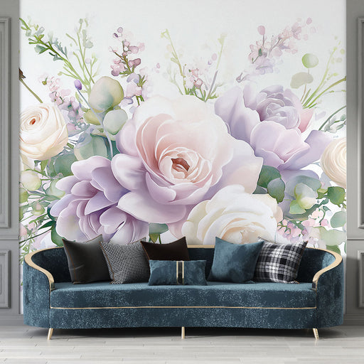 Une pièce élégante avec un papier peint floral aux nuances pastel, représentant de grandes roses et des feuillages délicats, créant une atmosphère douce et romantique.