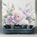 Une pièce élégante avec un papier peint floral aux nuances pastel, représentant de grandes roses et des feuillages délicats, créant une atmosphère douce et romantique.