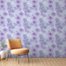 Une pièce moderne avec un papier peint floral violet et blanc, orné de grandes feuilles et de fleurs, créant une ambiance fraîche et apaisante.