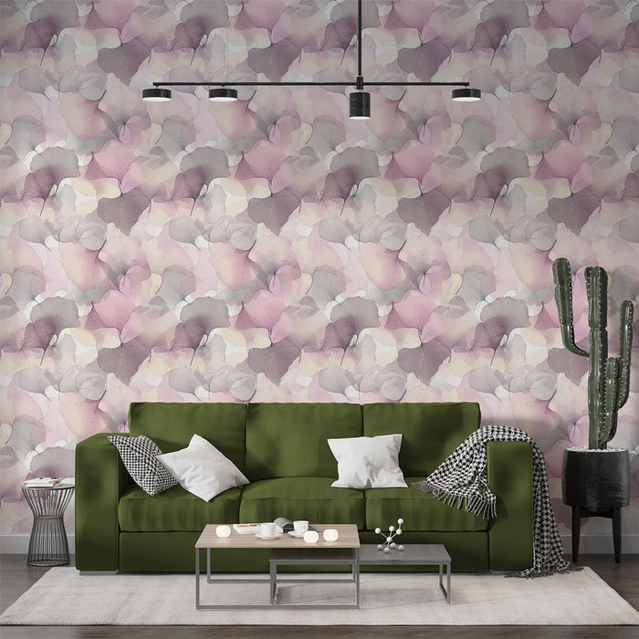 Un salon contemporain avec un papier peint aux motifs flous dans des teintes douces de rose et de violet, créant une atmosphère apaisante et élégante.