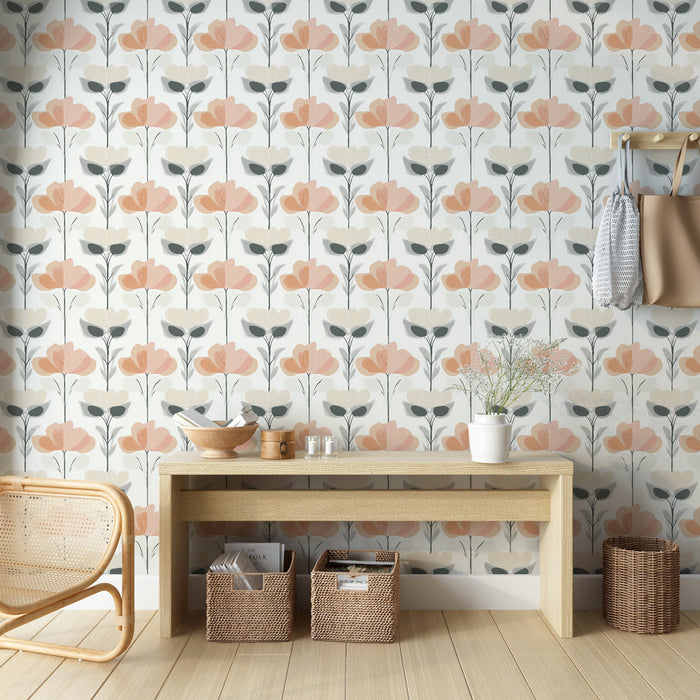 Une salle à manger lumineuse avec un papier peint floral aux teintes douces de pêche et de gris, créant une ambiance chaleureuse et accueillante.