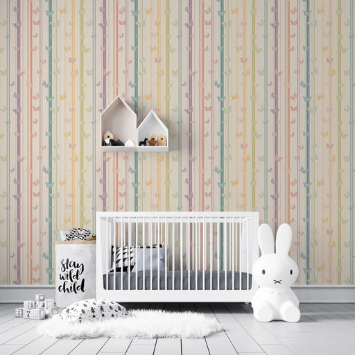 Une chambre d'enfant avec un papier peint aux motifs de petites fleurs pastel sur fond clair, créant une atmosphère douce et joyeuse.