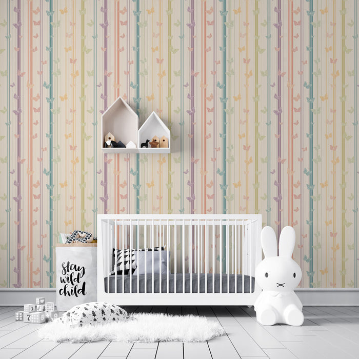 Une chambre d'enfant avec un papier peint aux motifs de petites fleurs pastel sur fond clair, créant une atmosphère douce et joyeuse.