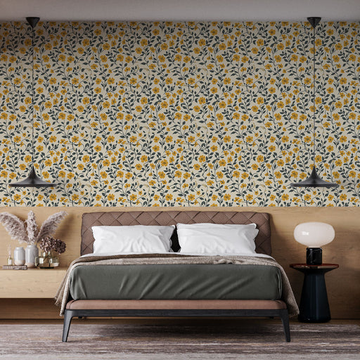 Une chambre moderne avec un papier peint floral aux motifs jaunes et verts sur fond crème, créant une ambiance chaleureuse et accueillante.