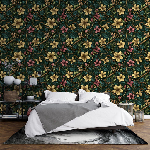 Une chambre élégante avec un papier peint floral aux motifs luxuriants de fleurs jaunes et roses sur fond vert foncé, créant une atmosphère chaleureuse et accueillante.