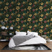 Une chambre élégante avec un papier peint floral aux motifs luxuriants de fleurs jaunes et roses sur fond vert foncé, créant une atmosphère chaleureuse et accueillante.