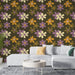Un salon moderne avec un papier peint floral aux motifs colorés de fleurs violettes, oranges et crème sur fond brun, créant une ambiance joyeuse et chaleureuse.