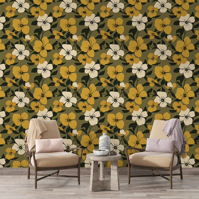 Une pièce accueillante avec un papier peint floral aux grandes fleurs jaunes et blanches sur fond vert olive, créant une atmosphère chaleureuse et naturelle.