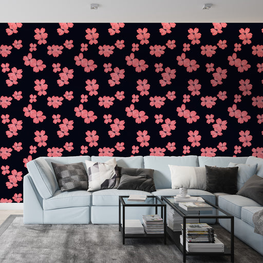 Un salon moderne avec un papier peint floral aux motifs de fleurs roses sur fond noir, créant une ambiance à la fois élégante et chaleureuse.