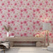 Une pièce lumineuse avec un papier peint floral aux nuances de rose et blanc, créant une atmosphère douce et romantique.