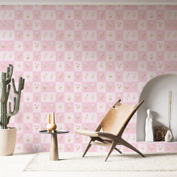 Une pièce lumineuse avec un papier peint à motifs floraux sur fond rose, créant une ambiance douce et romantique.