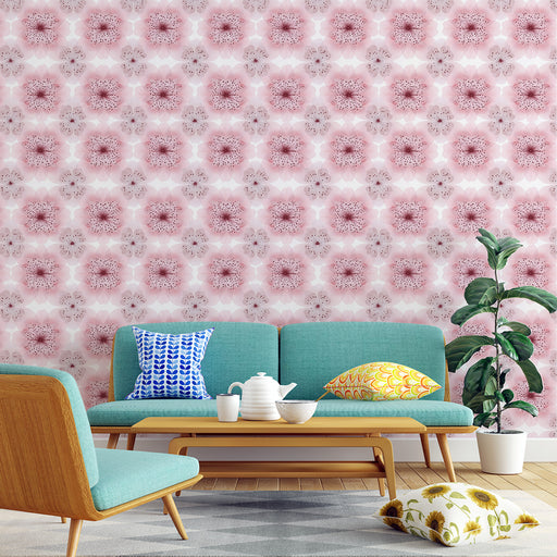 Un salon moderne avec un papier peint floral aux nuances de rose et beige, créant une atmosphère douce et accueillante.