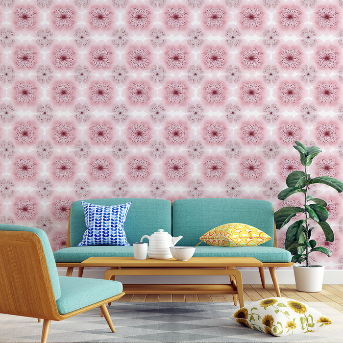 Un salon moderne avec un papier peint floral aux nuances de rose et beige, créant une atmosphère douce et accueillante.